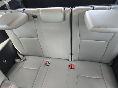 Used 2023 Toyota Highlander XLE image 18