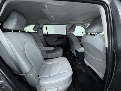 Used 2020 Toyota Highlander XLE image 10