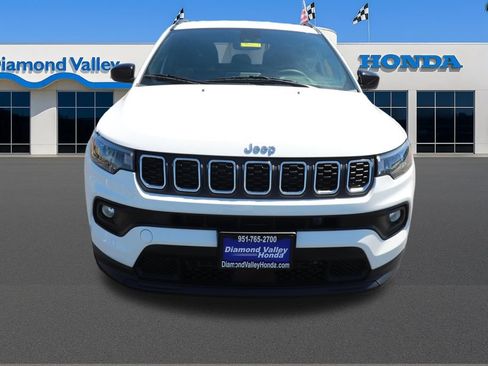 Used 2025 Jeep Compass Latitude AWD/4WD image 2