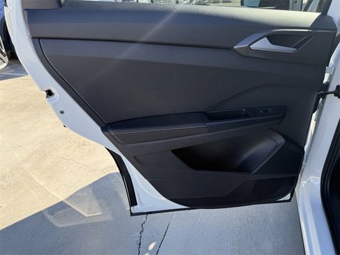 New 2026 Volkswagen Taos SE image 23