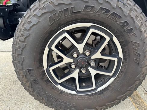 Used 2025 Jeep Gladiator Rubicon AWD/4WD image 9