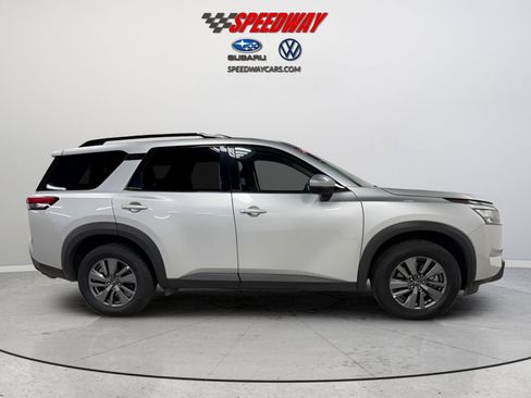 Used 2024 Nissan Pathfinder SV image 8