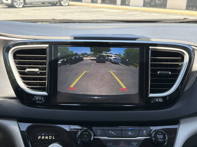 Used 2024 Chrysler Pacifica Touring-L FWD image 7