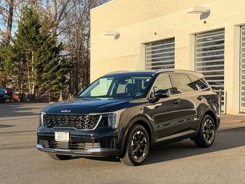 Used 2025 Kia Sorento S image 3