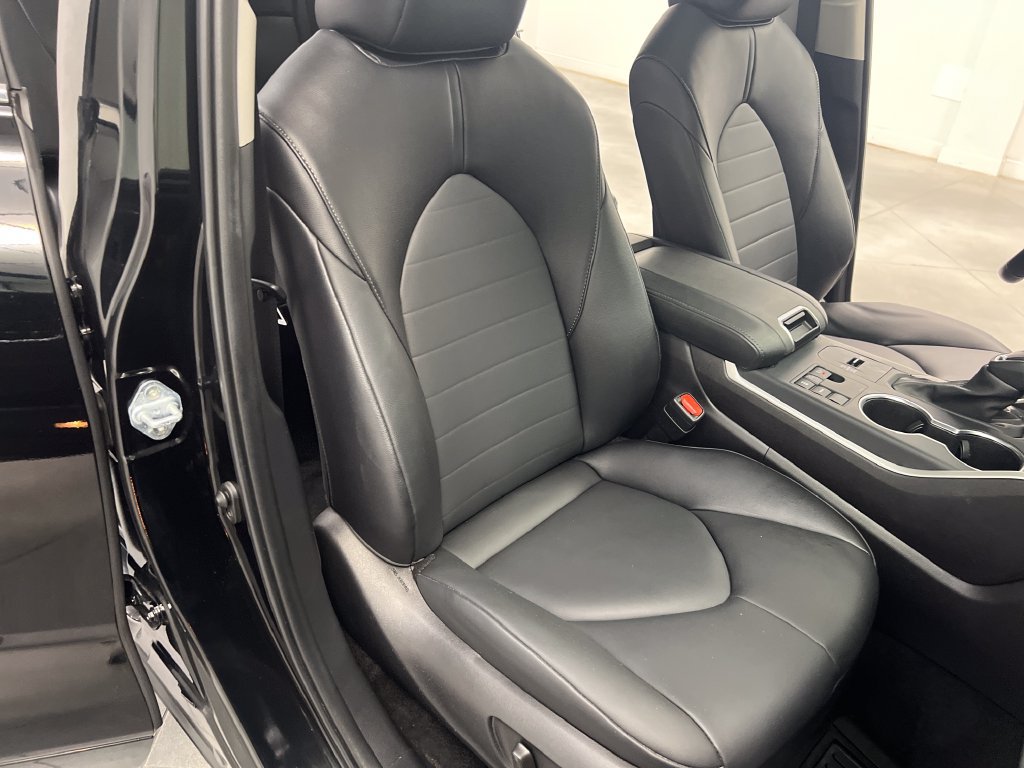 Used 2025 Toyota Highlander XLE FWD image 33