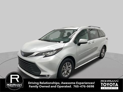 Used 2021 Toyota Sienna XLE AWD/4WD image 2