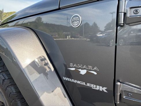 Used 2018 Jeep Wrangler Sahara w/ Connectivity Group AWD/4WD image 34