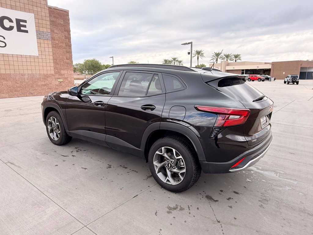 Used 2025 Chevrolet Trax LT w/ LT Convenience Package FWD image 9