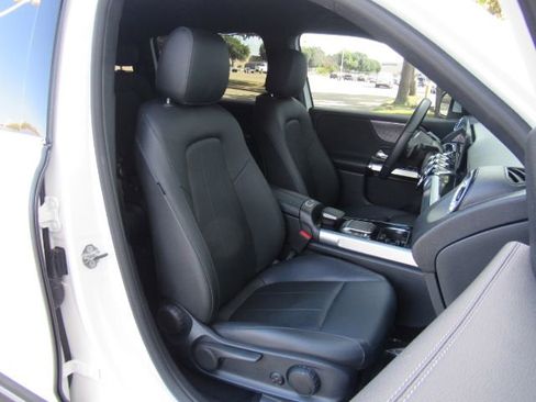 Used 2022 Mercedes-Benz EQB 300 4MATIC w/ Exclusive Package image 21