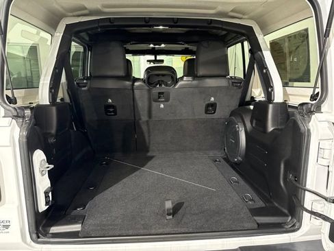Used 2022 Jeep Wrangler Unlimited Sahara AWD/4WD image 9