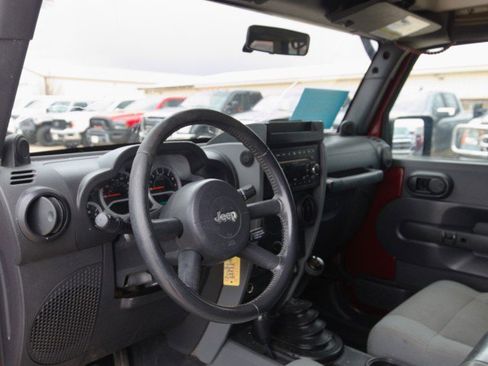 Used 2007 Jeep Wrangler Unlimited Sahara w/ Dual Top Group image 13