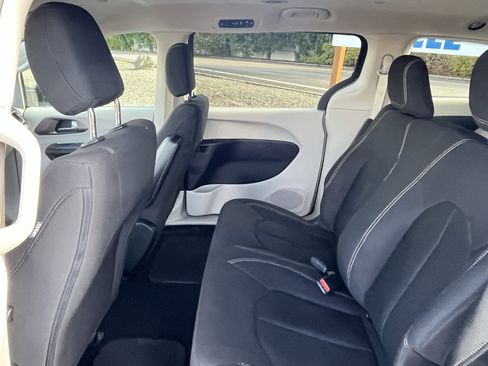 Used 2020 Chrysler Voyager L image 13