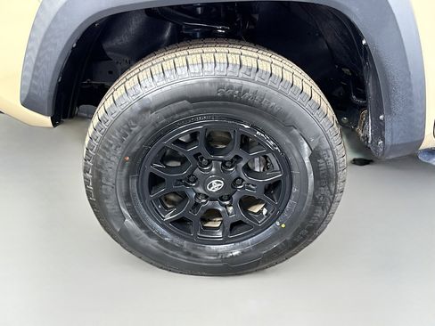 Used 2020 Toyota Tacoma SR w/ SX Package image 37