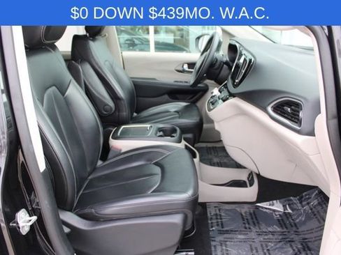 Used 2023 Chrysler Pacifica Touring-L image 19