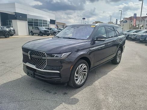 Used 2025 Lincoln Navigator Reserve image 3