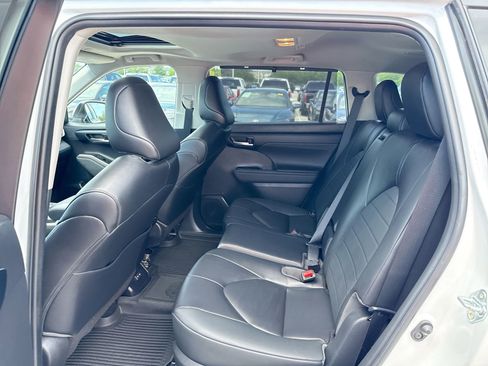 Used 2023 Toyota Highlander XLE FWD image 24