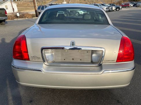 Used 2008 Lincoln Town Car Signature Limited image 4