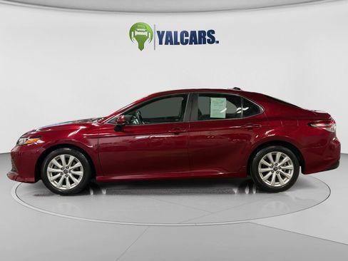 Used 2018 Toyota Camry LE FWD image 2