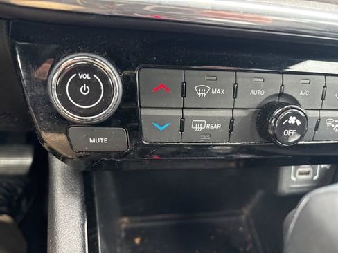 Used 2023 Jeep Compass Limited image 28