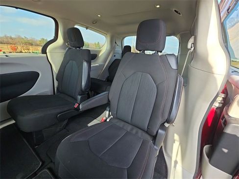 Used 2020 Chrysler Pacifica Touring w/ Tire & Wheel Group image 29