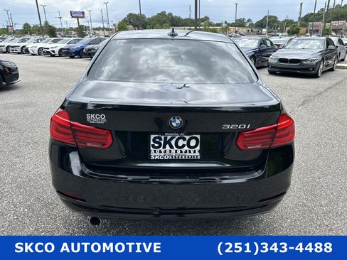 Used 2018 BMW 320i Sedan w/ Premium Package image 4