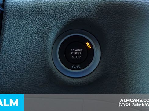 Used 2024 Chrysler Pacifica Select image 34