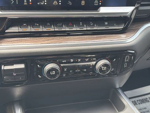 Used 2025 Chevrolet Silverado 1500 LT Trail Boss w/ LT Trail Boss Premium Package AWD/4WD image 6