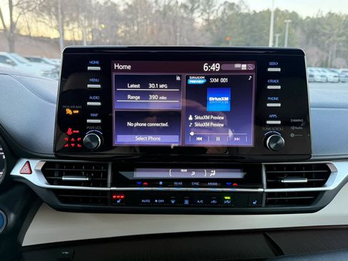 Used 2023 Toyota Sienna XLE image 18