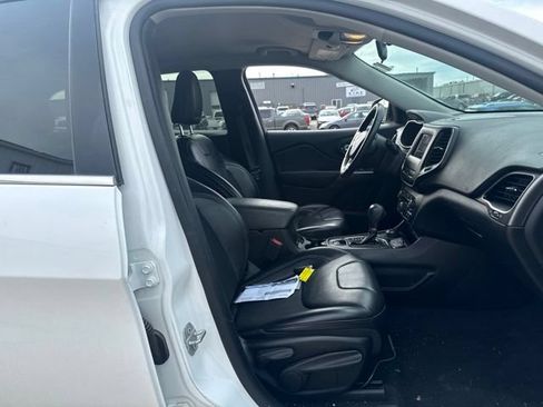 Used 2019 Jeep Cherokee Latitude Plus w/ Cold Weather Group AWD/4WD image 17