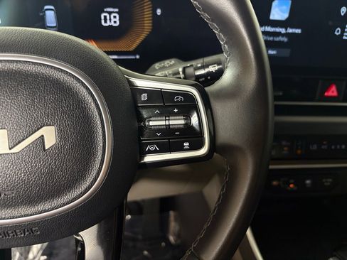 Used 2025 Kia Carnival image 21