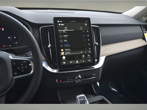 New 2026 Volvo XC90 B5 Plus w/ Protection Package Premier AWD/4WD image 18