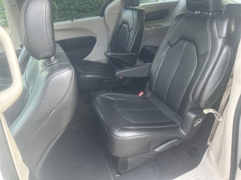 Used 2023 Chrysler Pacifica Touring-L FWD image 14