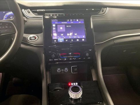 Used 2024 Jeep Grand Cherokee Laredo w/ Trailer Tow Package image 8