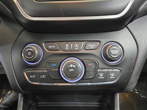 Used 2019 Jeep Cherokee Latitude Plus w/ Cold Weather Group image 26