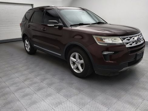Used 2018 Ford Explorer XLT w/ Equipment Group 201A FWD image 11