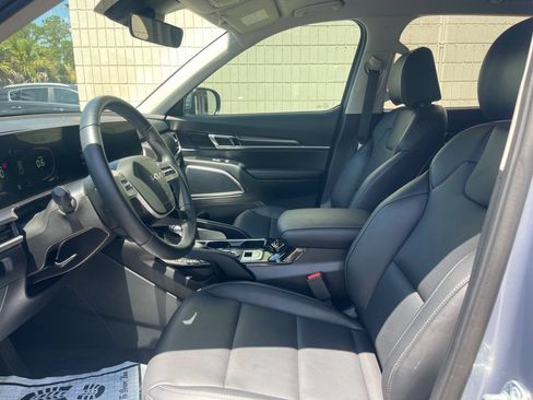 Used 2025 Kia Telluride LX FWD image 10