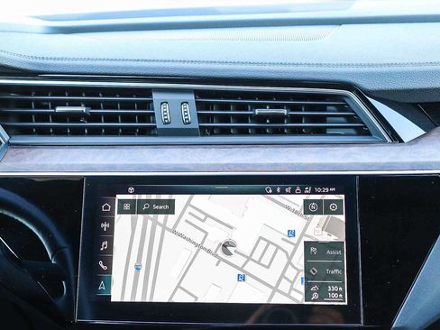 Used 2022 Audi e-tron Premium Plus w/ Premium Plus Package image 19