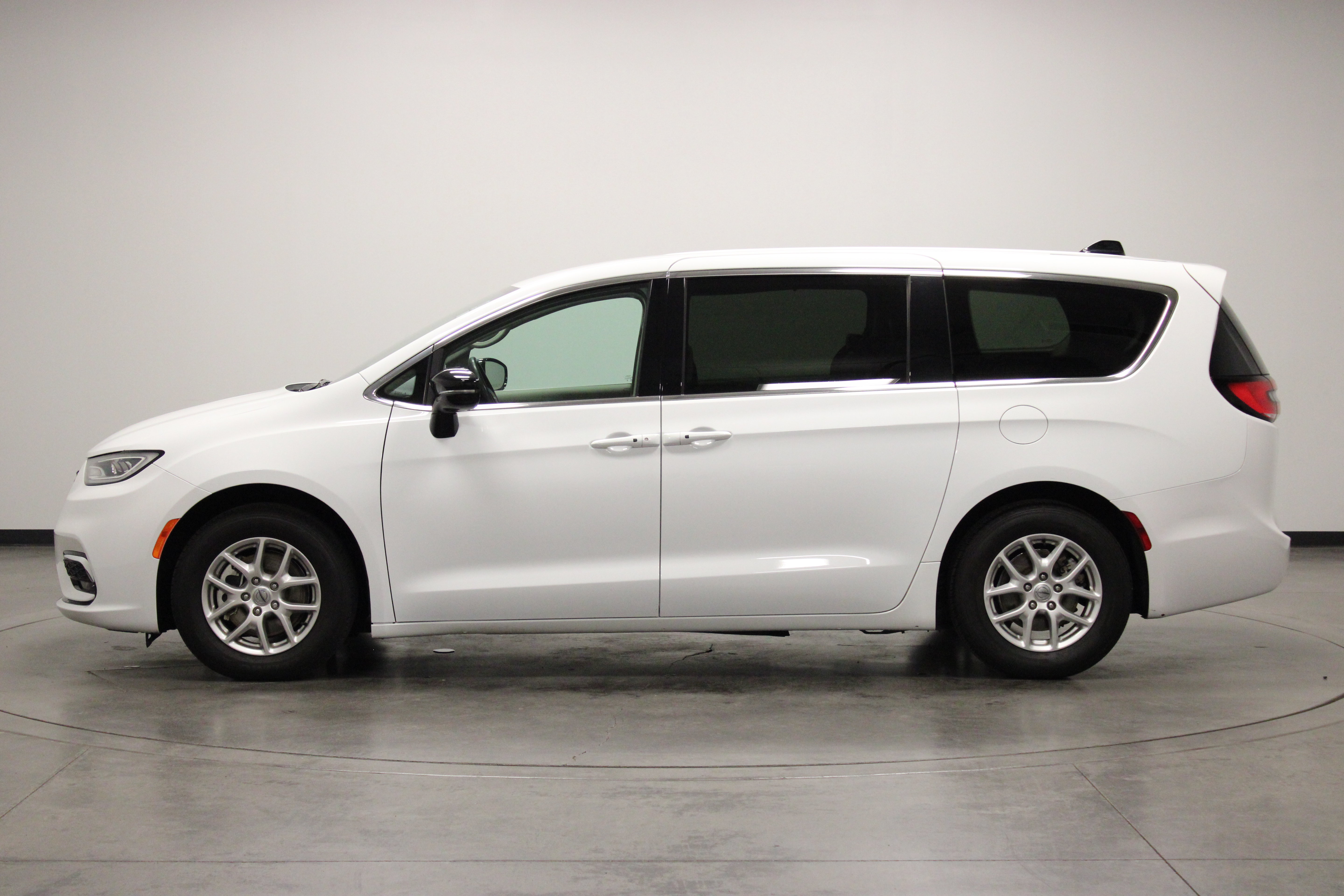 Used 2024 Chrysler Pacifica Touring-L FWD image 5