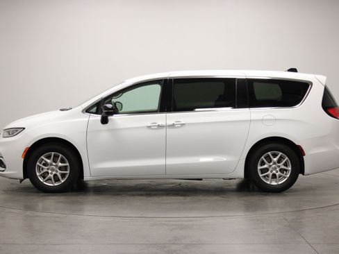 Used 2024 Chrysler Pacifica Touring-L FWD image 5