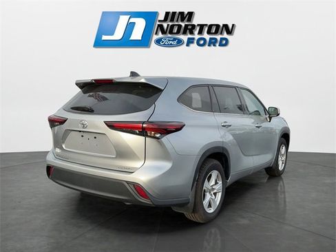 Used 2024 Toyota Highlander LE image 3