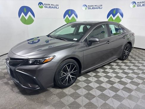 Used 2024 Toyota Camry SE image 3