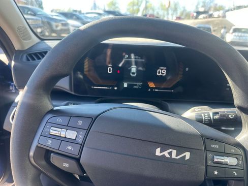Used 2025 Kia K4 LXS image 31