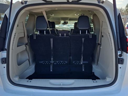 Used 2024 Chrysler Pacifica Touring-L image 27