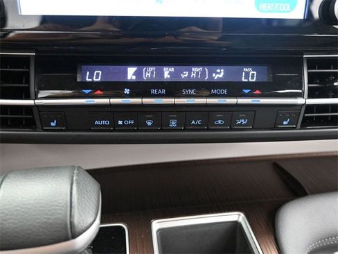 Used 2024 Toyota Sienna XLE image 31