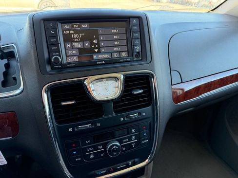 Used 2013 Chrysler Town & Country Touring-L w/ Driver Convenience Group FWD image 23