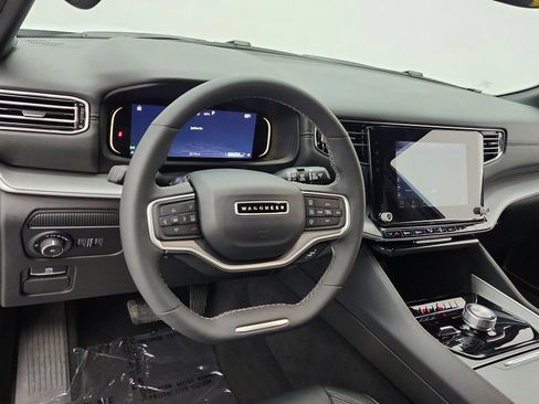 Used 2025 Jeep Wagoneer 4WD image 9