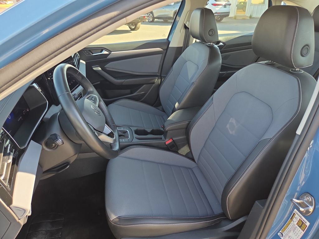 Used 2025 Volkswagen Jetta SE FWD image 16