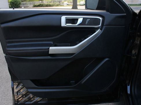 Used 2020 Ford Explorer XLT w/ Equipment Group 202A AWD/4WD image 15