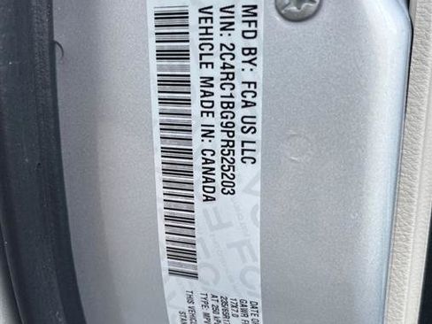 Used 2023 Chrysler Pacifica Touring-L image 8