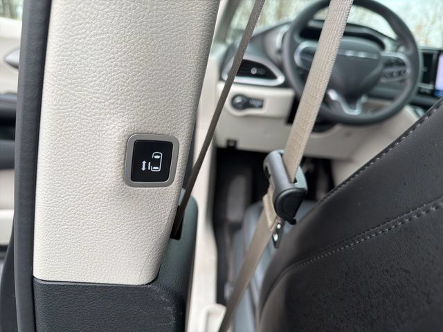 Used 2024 Chrysler Pacifica Touring-L FWD image 20